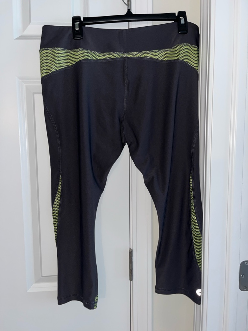 AVIA gray neon green accent XL Capri leggings pants yoga athletic exercise EUC
